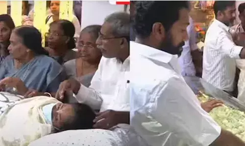 കണ്ണീരടക്കാനാകാതെ ഷൈൻ: സിപി ചാക്കോയുടെ സംസ്കാര ചടങ്ങുകൾ നടന്നു കണ്ണീരടക്കാനാകാതെ ഷൈൻ: സിപി ചാക്കോയുടെ സംസ്കാര ചടങ്ങുകൾ നടന്നു