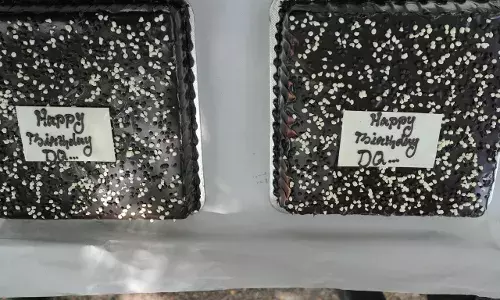 ദുല്ഖര് സല്മാന്റെ ജന്മദിനം ഷൂട്ടിംഗ് സെറ്റില് ആഘോഷിച്ച്  ഐ ആം ഗെയിം ടീം ദുല്ഖര് സല്മാന്റെ ജന്മദിനം ഷൂട്ടിംഗ് സെറ്റില് ആഘോഷിച്ച്  ഐ ആം ഗെയിം ടീം