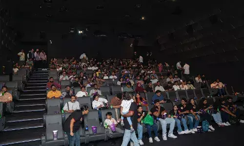 ദുബായില് നടന്ന പ്രീമിയര് ഷോയില് ഗംഭീര പ്രേക്ഷകാഭിപ്രായങ്ങള് നേടി സുമതി വളവ് : ചിത്രം നാളെ മുതല് തിയേറ്ററുകളിലേക്ക് ദുബായില് നടന്ന പ്രീമിയര് ഷോയില് ഗംഭീര പ്രേക്ഷകാഭിപ്രായങ്ങള് നേടി സുമതി വളവ് : ചിത്രം നാളെ മുതല് തിയേറ്ററുകളിലേക്ക്