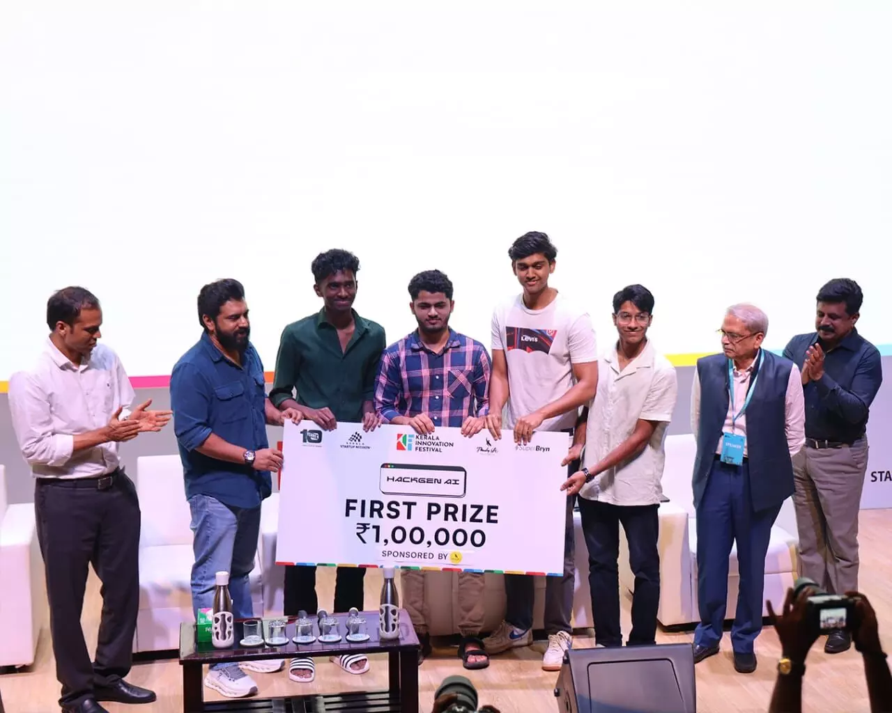 കേരള ഇന്നൊവേഷന് ഫെസ്റ്റിവല് സമാപന ചടങ്ങില് വളര്ന്നുവരുന്ന സംരംഭകര്ക്ക് പിന്തുണയുമായി നിവിന് പോളി കേരള ഇന്നൊവേഷന് ഫെസ്റ്റിവല് സമാപന ചടങ്ങില് വളര്ന്നുവരുന്ന സംരംഭകര്ക്ക് പിന്തുണയുമായി നിവിന് പോളി