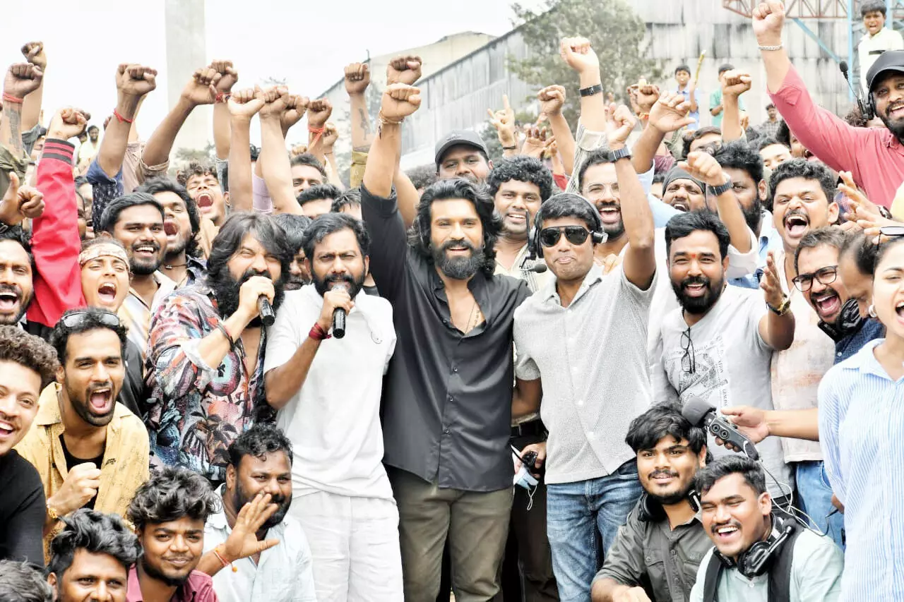 രാം ചരണ് - ബുചി ബാബു സന ചിത്രം പെദ്ധി ; ആയിരത്തിലധികം നര്ത്തകരുമായി ഗാനചിത്രീകരണം മൈസൂരില് രാം ചരണ് - ബുചി ബാബു സന ചിത്രം പെദ്ധി ; ആയിരത്തിലധികം നര്ത്തകരുമായി ഗാനചിത്രീകരണം മൈസൂരില്