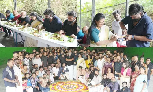 ആശ സെറ്റില് ഓണം ആഘോഷിച്ച് ഉര്വശിയും ജോജുവും അണിയറപ്രവര്ത്തകരും; ചിത്രങ്ങള് വൈറല് ആശ സെറ്റില് ഓണം ആഘോഷിച്ച് ഉര്വശിയും ജോജുവും അണിയറപ്രവര്ത്തകരും; ചിത്രങ്ങള് വൈറല്