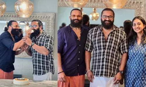 കത്തനാരെ കാണാന് കാന്താര എത്തി! കേക്ക് മുറിച്ച് വിജയാഘോഷം കത്തനാരെ കാണാന് കാന്താര എത്തി! കേക്ക് മുറിച്ച് വിജയാഘോഷം