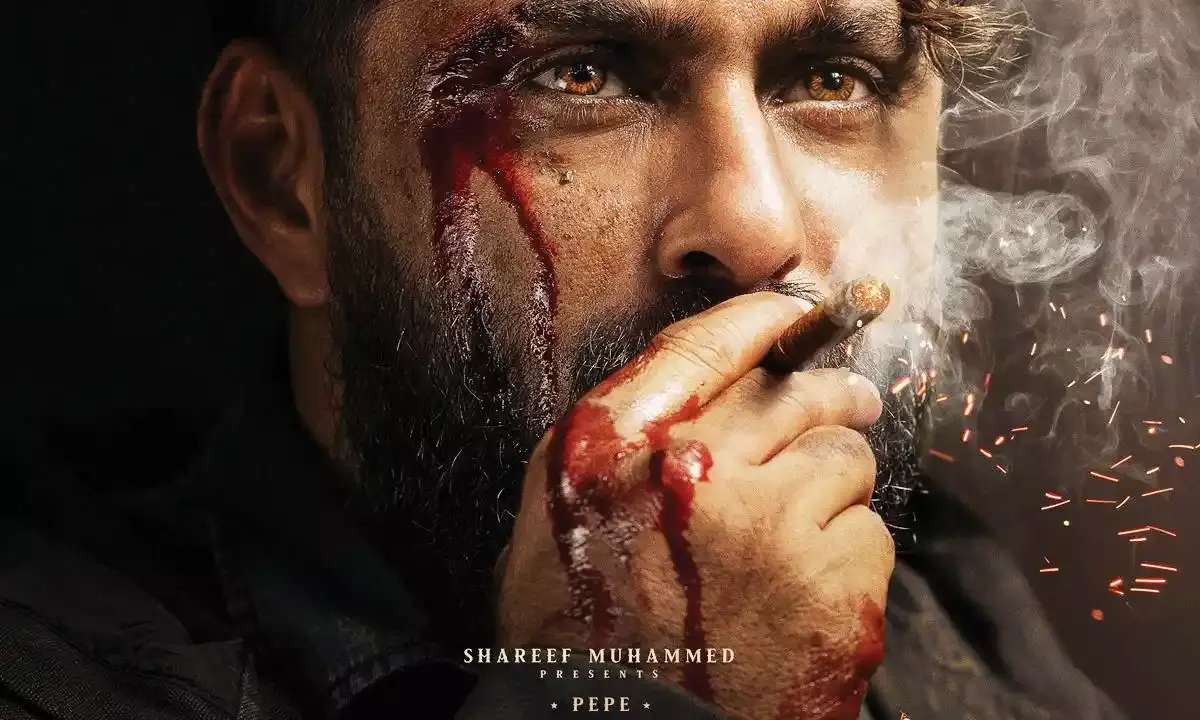 കയ്യിലെരിയുന്ന സിഗാറും ചോരയൊലിക്കുന്ന മുഖവും കത്തുന്ന കണ്ണുകളുമായി പെപ്പെ; കാട്ടാളന്‍ ഹെവി മാസ് ഫസ്റ്റ് ലുക്ക് പുറത്ത്