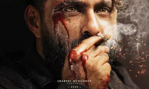 കയ്യിലെരിയുന്ന സിഗാറും ചോരയൊലിക്കുന്ന മുഖവും കത്തുന്ന കണ്ണുകളുമായി പെപ്പെ; കാട്ടാളന് ഹെവി മാസ് ഫസ്റ്റ് ലുക്ക് പുറത്ത് കയ്യിലെരിയുന്ന സിഗാറും ചോരയൊലിക്കുന്ന മുഖവും കത്തുന്ന കണ്ണുകളുമായി പെപ്പെ; കാട്ടാളന് ഹെവി മാസ് ഫസ്റ്റ് ലുക്ക് പുറത്ത്