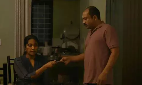 പാതിരാത്രിയിലെ കൊല; പിരിമുറുക്കത്തോടെ, ബോറടിക്കാതെ കണ്ടു തീര്ക്കാം! പാതിരാത്രിയിലെ കൊല; പിരിമുറുക്കത്തോടെ, ബോറടിക്കാതെ കണ്ടു തീര്ക്കാം!