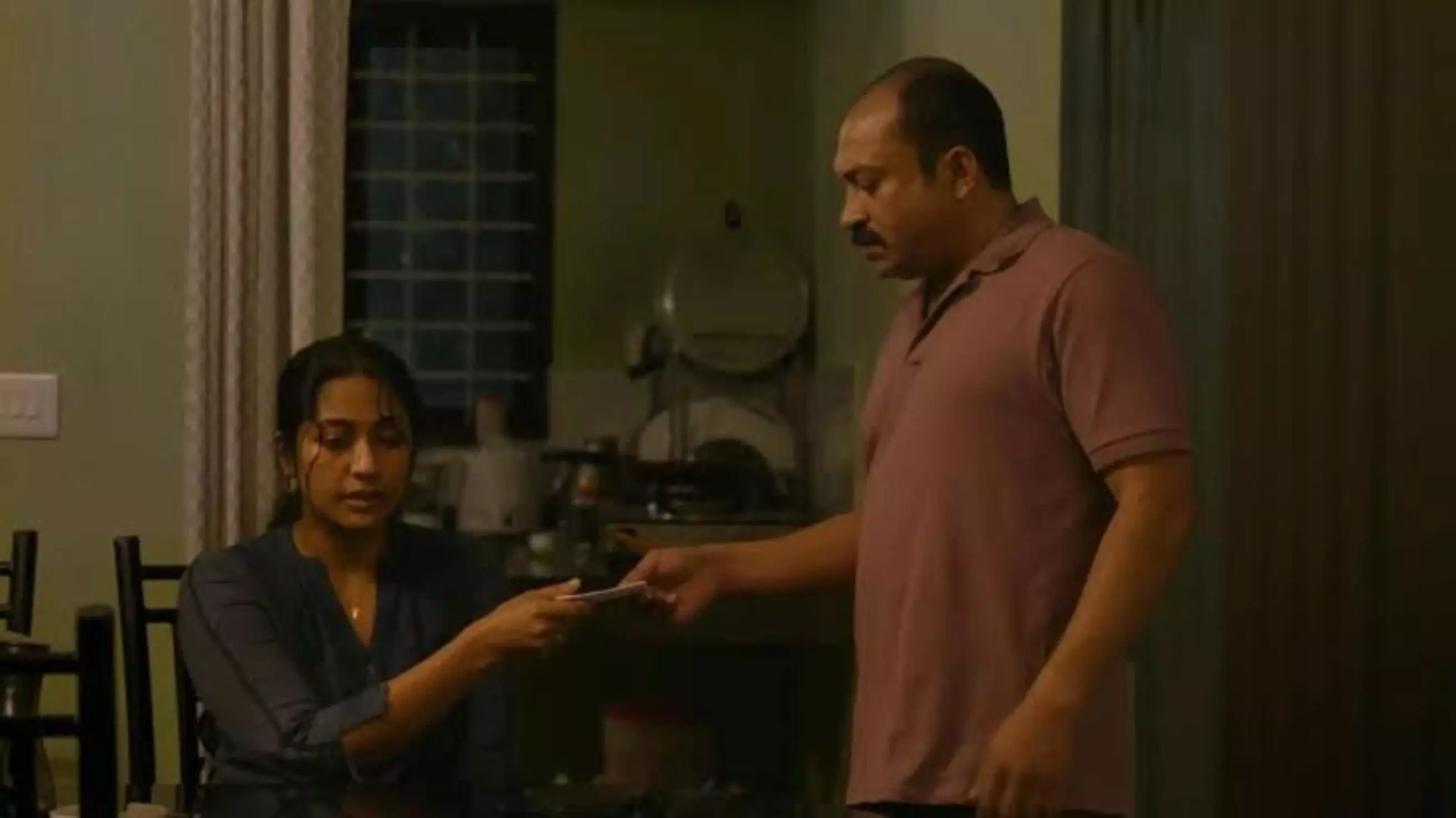 പാതിരാത്രിയിലെ കൊല; പിരിമുറുക്കത്തോടെ, ബോറടിക്കാതെ കണ്ടു തീര്ക്കാം! പാതിരാത്രിയിലെ കൊല; പിരിമുറുക്കത്തോടെ, ബോറടിക്കാതെ കണ്ടു തീര്ക്കാം!