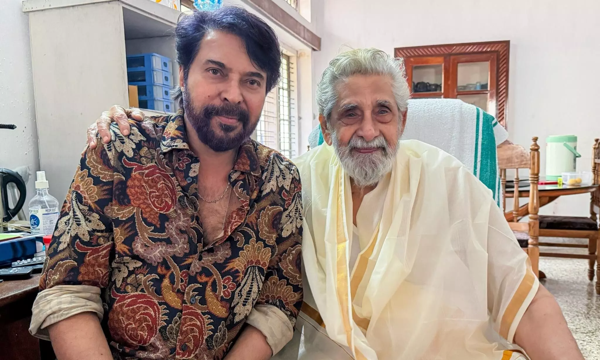 എന്റെ സൂപ്പര് സ്റ്റാറിനൊപ്പം കുറേ നാളുകള്ക്ക് ശേഷം! മധുവിനെ കാണാന് മമ്മൂട്ടി എത്തി എന്റെ സൂപ്പര് സ്റ്റാറിനൊപ്പം കുറേ നാളുകള്ക്ക് ശേഷം! മധുവിനെ കാണാന് മമ്മൂട്ടി എത്തി