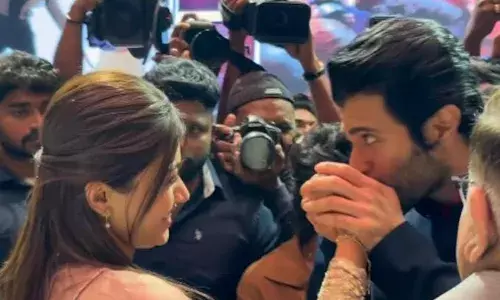 പ്രണയ ചുംബനം നല്‍കി വിജയ്; നാണത്തോടെ രശ്മിക!