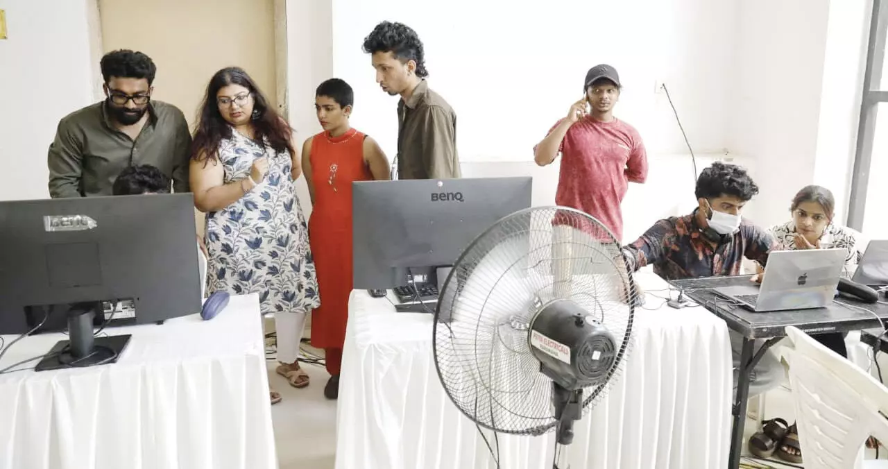 സമൂഹ മാധ്യമങ്ങളില് ഹിറ്റടിക്കാന് 12 അംഗ സംഘം സമൂഹ മാധ്യമങ്ങളില് ഹിറ്റടിക്കാന് 12 അംഗ സംഘം