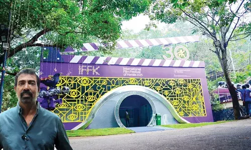 ഈ കണ്ണിലൂടെ കയറാം ആഘോഷത്തിലേയ്ക്ക് ഈ കണ്ണിലൂടെ കയറാം ആഘോഷത്തിലേയ്ക്ക്