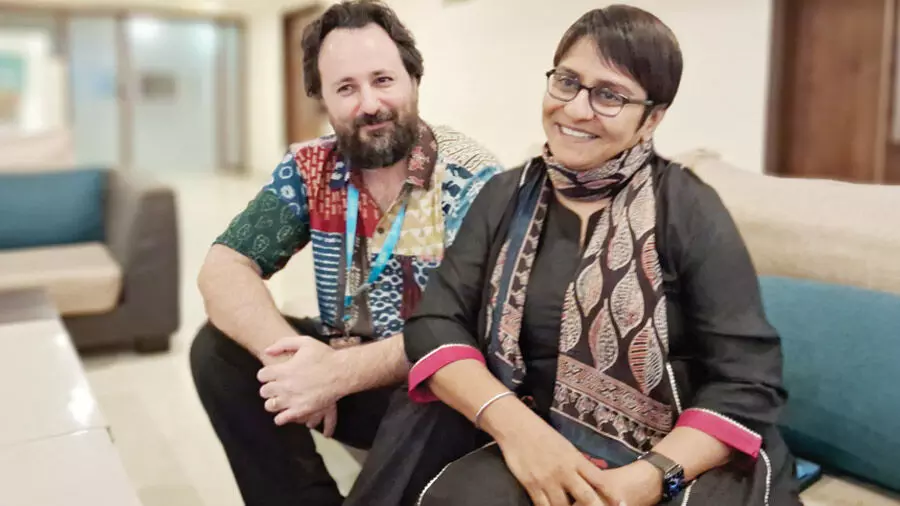 ഷാഡോ ബോക്സ് ചോദ്യം ചെയ്യുന്നത് സ്ത്രീയുടെ മാനസിക സംഘര്ഷങ്ങളെ പരിഗണിക്കാത്ത സമൂഹ നിലപാടിനെയെന്ന് സംവിധായകരായ തനുശ്രീയും സൗമ്യാനന്ദയും ഷാഡോ ബോക്സ് ചോദ്യം ചെയ്യുന്നത് സ്ത്രീയുടെ മാനസിക സംഘര്ഷങ്ങളെ പരിഗണിക്കാത്ത സമൂഹ നിലപാടിനെയെന്ന് സംവിധായകരായ തനുശ്രീയും സൗമ്യാനന്ദയും