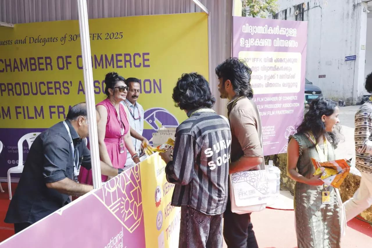 കുട്ടികള് വിശന്നിരിക്കണ്ട, കൂട്ടിനുണ്ട് സിനിമാ ലോകം കുട്ടികള് വിശന്നിരിക്കണ്ട, കൂട്ടിനുണ്ട് സിനിമാ ലോകം