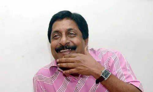 ശ്രീനിച്ചിരി മലയാളിയെ ഇക്കിളിപ്പെടുത്തി, തുണിയുരിയും പോലെ നാണം കെടുത്തി