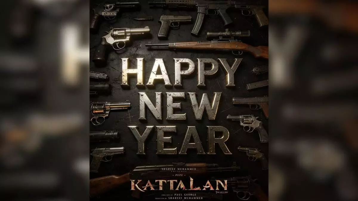 സോഷ്യൽ മീഡിയ കത്തിച്ച്‌  തോക്ക് നിറഞ്ഞ കാട്ടാളൻ ന്യൂയർ പോസ്റ്റർ