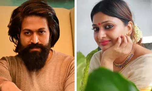 സിനിമയിലെ സ്ത്രീ സംരക്ഷണത്തിനായി  വലിയ പ്രസംഗം നടത്തി.എന്നിട്ട് സ്വന്തം സിനിമയിൽ സെക്സ് രംഗങ്ങളും ,ഗ്ലാമറസ് വേഷങ്ങളും മാത്രം.  ടോക്സിക്ക് സിനിമയുടെ ട്രൈലെർ വന്ന ശേഷം ഗീതു മോഹൻദാസിനു നേരെ സൈബർ ആക്രമണം