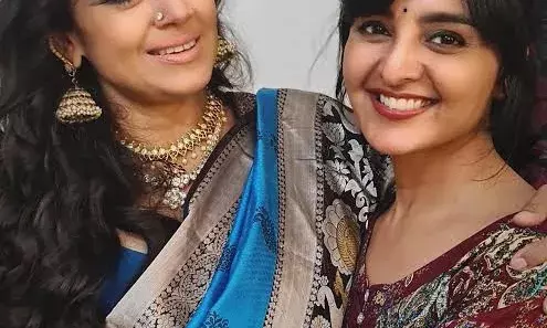 അവൾക്ക് ഞങ്ങളുണ്ട്—അവളുടെ സുഹൃത്തുക്കളും സഹപ്രവർത്തകരും. എല്ലാത്തിലുമുപരി അവളുടെ സിനിമകളിലൂടെ അവൾ ഉണ്ടാക്കിയെടുത്ത പാരമ്പര്യമുണ്ട്... ആരാധകരുണ്ട്. അതുകൊണ്ട് നീ തകർപ്പനായി മുന്നേറൂ പെണ്ണേ..  മഞ്ജു വാര്യാരെ അഭിനന്ദിച്ച് നടി ശോഭന