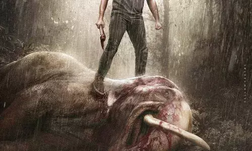 കാടിനെ വിറപ്പിച്ച കൊമ്പന്‍ കാല്‍ച്ചുവട്ടില്‍, കോരിച്ചൊരിയുന്ന മഴയില്‍ മഴുവുമേന്തി തലയുയര്‍ത്തി പെപ്പെ