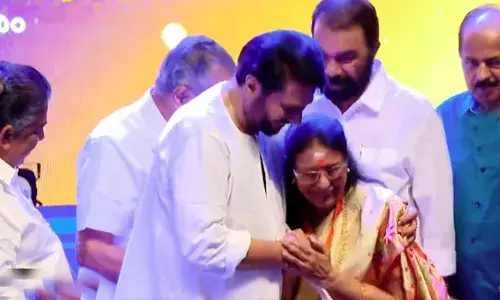 മമ്മൂട്ടി ചേര്ത്തുപിടിച്ചു; ശാരദ പാടി, അമ്മ മനസ്സ്, തങ്ക മനസ്സ്... മമ്മൂട്ടി ചേര്ത്തുപിടിച്ചു; ശാരദ പാടി, അമ്മ മനസ്സ്, തങ്ക മനസ്സ്...