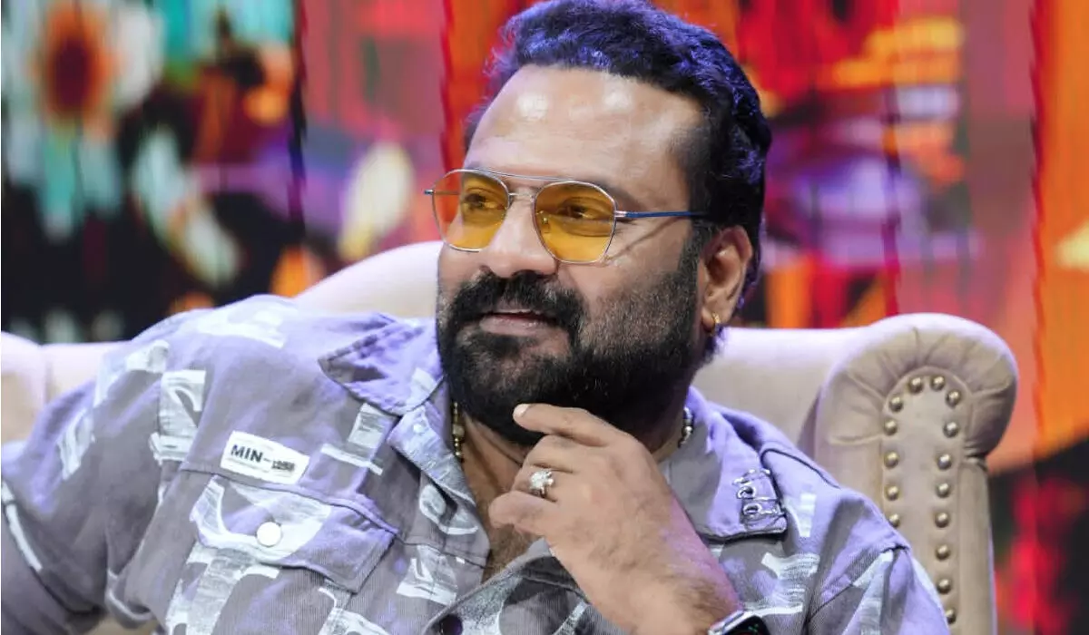 മരണവീട്ടിലാണ് മികച്ച നടന്മാര്! ടിനി ടോം തിരക്കഥ എഴുതുകയാണ് മരണവീട്ടിലാണ് മികച്ച നടന്മാര്! ടിനി ടോം തിരക്കഥ എഴുതുകയാണ്