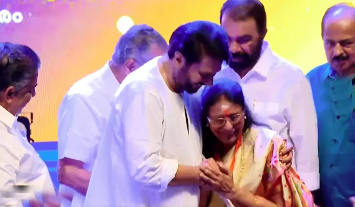 മമ്മൂട്ടി ചേര്ത്തുപിടിച്ചു; ശാരദ പാടി, അമ്മ മനസ്സ്, തങ്ക മനസ്സ്... മമ്മൂട്ടി ചേര്ത്തുപിടിച്ചു; ശാരദ പാടി, അമ്മ മനസ്സ്, തങ്ക മനസ്സ്...