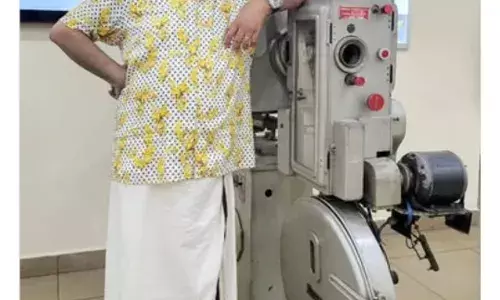 “കമ്ന്റിട്ട് തള്ളിക്കോ കമന്റോളികളെ ഞാൻ സിനിമയിൽ തന്നെ ഉണ്ടേ “ ഹരീഷ് കണാരനെ കളിയാക്കി സോഷ്യൽ മീഡിയയിൽ പോസ്റ്റിട്ട് പ്രൊഡക്ഷൻ കൺട്രോളർ ബാദുഷ “കമ്ന്റിട്ട് തള്ളിക്കോ കമന്റോളികളെ ഞാൻ സിനിമയിൽ തന്നെ ഉണ്ടേ “ ഹരീഷ് കണാരനെ കളിയാക്കി സോഷ്യൽ മീഡിയയിൽ പോസ്റ്റിട്ട് പ്രൊഡക്ഷൻ കൺട്രോളർ ബാദുഷ