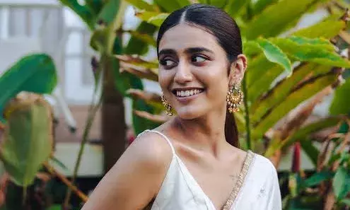 പരം സുന്ദരി എന്ന ചിത്രത്തിൽ കാമിയോ വേഷം ചെയ്ത പ്രിയ വാര്യരെ, പടം ഇല്ലാത്തത് കൊണ്ട് ജൂനിയർ ആർടിസ്റ്റ് ആയി മാറിയോ എന്ന് സോഷ്യൽ മീഡിയയിൽ പരിഹാസം