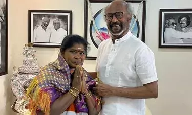 സൂപ്പർ സ്റ്റാർ എന്നും സൂപ്പർ സ്റ്റാർ തന്നെ,  കളഞ്ഞു കിട്ടിയ സ്വർണ്ണം തിരികെ ഏൽപ്പിച്ച ശുചീകരണ തൊഴിലാളിയായ സ്ത്രീയെ ആദരിച്ച് രജനികാന്ത്