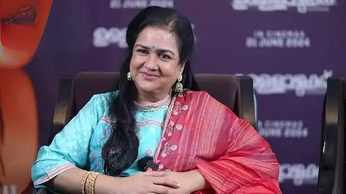 മികച്ച ഹാസ്യതാരത്തിമുള്ള തമിഴ്നാട് സംസ്ഥാന സർക്കാറിന്റെ പുരസ്കാരം ഏറ്റുവാങ്ങി ഉർവശി മികച്ച ഹാസ്യതാരത്തിമുള്ള തമിഴ്നാട് സംസ്ഥാന സർക്കാറിന്റെ പുരസ്കാരം ഏറ്റുവാങ്ങി ഉർവശി