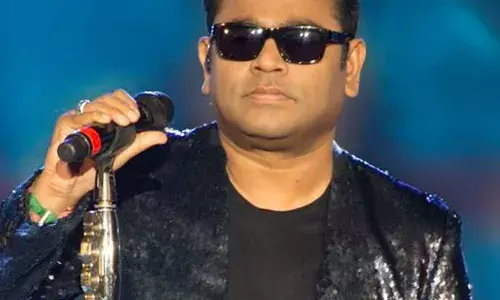 ആരാധകർക്ക് മുന്നിൽ മുട്ട്കുത്തി AR റഹ്മാൻ ആരാധകർക്ക് മുന്നിൽ മുട്ട്കുത്തി AR റഹ്മാൻ