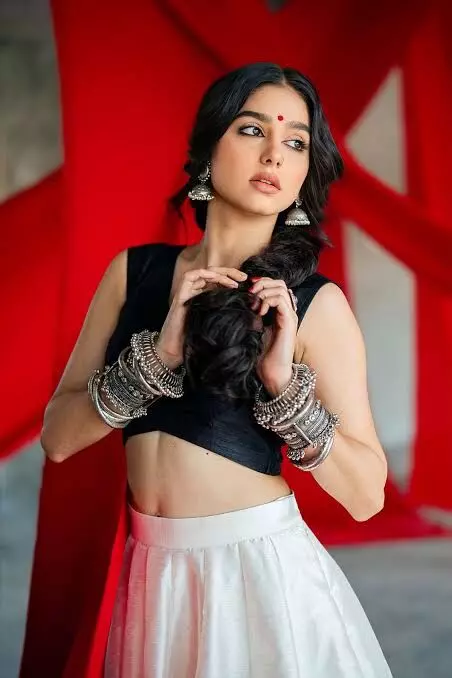 തമിഴ് സിനിമയിൽ എത്തുമ്പോൾ ഗ്ലാമറസ് വേഷം നടി അനശ്വര രാജന് സോഷ്യൽ മീഡിയയിൽ വിമർശനം തമിഴ് സിനിമയിൽ എത്തുമ്പോൾ ഗ്ലാമറസ് വേഷം നടി അനശ്വര രാജന് സോഷ്യൽ മീഡിയയിൽ വിമർശനം