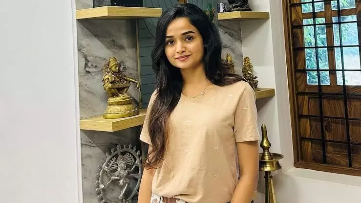 യുദ്ധത്തിന് എന്ത് സമാധാനം?; പശ്ചിമേഷ്യൻ സംഘർഷത്തിൽ വേറിട്ട കുറിപ്പുമായി നടി മീനാക്ഷി യുദ്ധത്തിന് എന്ത് സമാധാനം?; പശ്ചിമേഷ്യൻ സംഘർഷത്തിൽ വേറിട്ട കുറിപ്പുമായി നടി മീനാക്ഷി