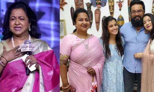 പ്രീ-റിലീസ് വേദിയിൽ ശരത്കുമാറിന്റെ മകൾ വരലക്ഷ്മിയെക്കുറിച്ച് വികാരാധീനയായി സംസാരിച്ച് വൈറലായി നടി രാധിക ശരത്കുമാർ. പ്രീ-റിലീസ് വേദിയിൽ ശരത്കുമാറിന്റെ മകൾ വരലക്ഷ്മിയെക്കുറിച്ച് വികാരാധീനയായി സംസാരിച്ച് വൈറലായി നടി രാധിക ശരത്കുമാർ.