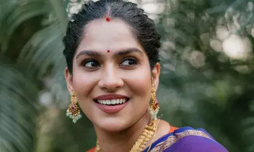 അബുദാബിയിൽ കുടുങ്ങിയ നടി സ്വാസിക തിരിച്ചെത്തി അബുദാബിയിൽ കുടുങ്ങിയ നടി സ്വാസിക തിരിച്ചെത്തി