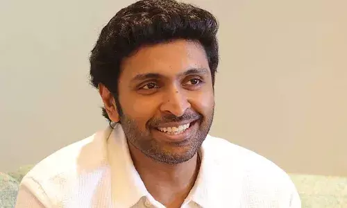 താരപദവിയിൽ നിന്നും ഒളിച്ചോടി വിക്രം പ്രഭു.