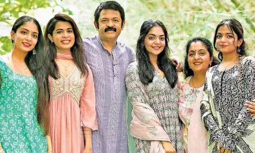 സിനിമകൾ കൂടുതൽ കിട്ടിയിരുന്നെങ്കിൽ ഇനിയും കുട്ടികളുണ്ടായേനെ; മക്കളുടെ ജനനത്തെക്കുറിച്ച് മനസ്സ് തുറന്ന് കൃഷ്ണകുമാർ സിനിമകൾ കൂടുതൽ കിട്ടിയിരുന്നെങ്കിൽ ഇനിയും കുട്ടികളുണ്ടായേനെ; മക്കളുടെ ജനനത്തെക്കുറിച്ച് മനസ്സ് തുറന്ന് കൃഷ്ണകുമാർ