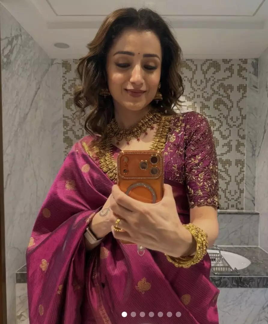 സോഷ്യൽ മീഡിയയിൽ ചർച്ചയായി നടി തൃഷയുടെ പുതിയ ലുക്ക് സോഷ്യൽ മീഡിയയിൽ ചർച്ചയായി നടി തൃഷയുടെ പുതിയ ലുക്ക്