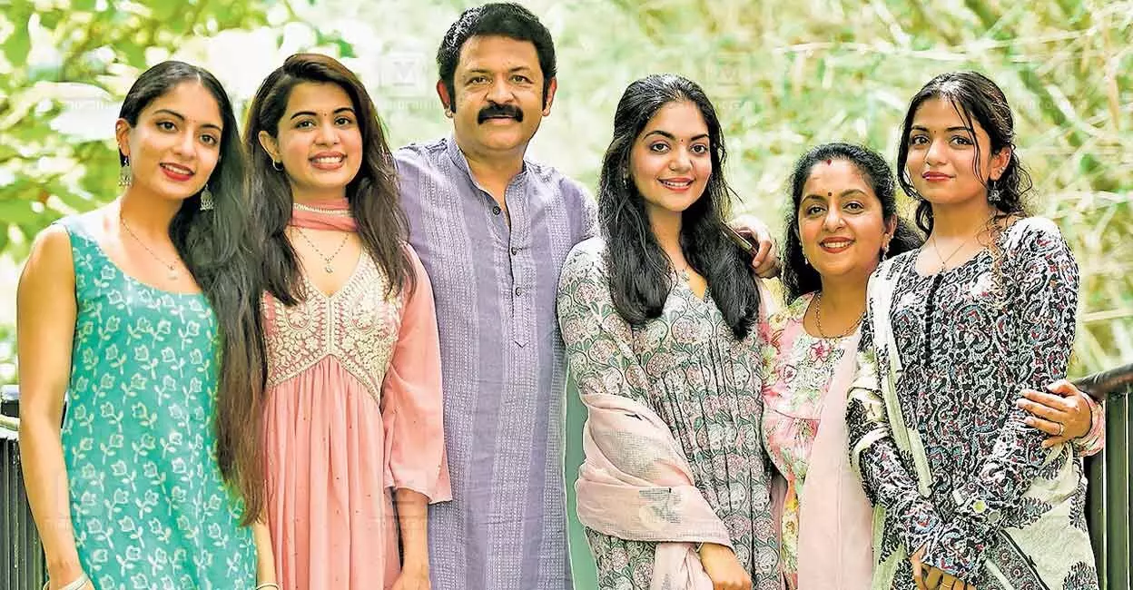 സിനിമകൾ കൂടുതൽ കിട്ടിയിരുന്നെങ്കിൽ ഇനിയും കുട്ടികളുണ്ടായേനെ; മക്കളുടെ ജനനത്തെക്കുറിച്ച് മനസ്സ് തുറന്ന് കൃഷ്ണകുമാർ സിനിമകൾ കൂടുതൽ കിട്ടിയിരുന്നെങ്കിൽ ഇനിയും കുട്ടികളുണ്ടായേനെ; മക്കളുടെ ജനനത്തെക്കുറിച്ച് മനസ്സ് തുറന്ന് കൃഷ്ണകുമാർ