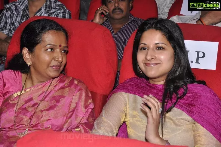 വിജയ്യും സംഗീതയും തമ്മിലുള്ള ഊഷ്മള ബന്ധം; മരുമകളെക്കുറിച്ച് അന്ന് അമ്മ ശോഭ പറഞ്ഞ വാക്കുകൾ വീണ്ടും വൈറലാകുന്നു വിജയ്യും സംഗീതയും തമ്മിലുള്ള ഊഷ്മള ബന്ധം; മരുമകളെക്കുറിച്ച് അന്ന് അമ്മ ശോഭ പറഞ്ഞ വാക്കുകൾ വീണ്ടും വൈറലാകുന്നു