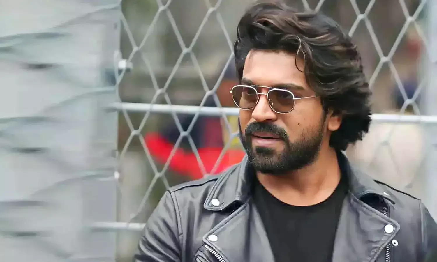 ആക്ഷന്‍ രംഗം ചിത്രീകരിക്കുന്നതിനിടെ തെലുങ്ക് സൂപ്പര്‍താരം രാം ചരണിന് പരുക്കേറ്റു.