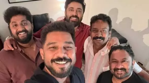 മുഖ്യമന്ത്രിയാകാൻ ആഗ്രമുണ്ടോ? ഷറഫുദ്ദീനോട് ധ്യാനിന്റെ ചോദ്യം. മുഖ്യമന്ത്രിയാകാൻ ആഗ്രമുണ്ടോ? ഷറഫുദ്ദീനോട് ധ്യാനിന്റെ ചോദ്യം.