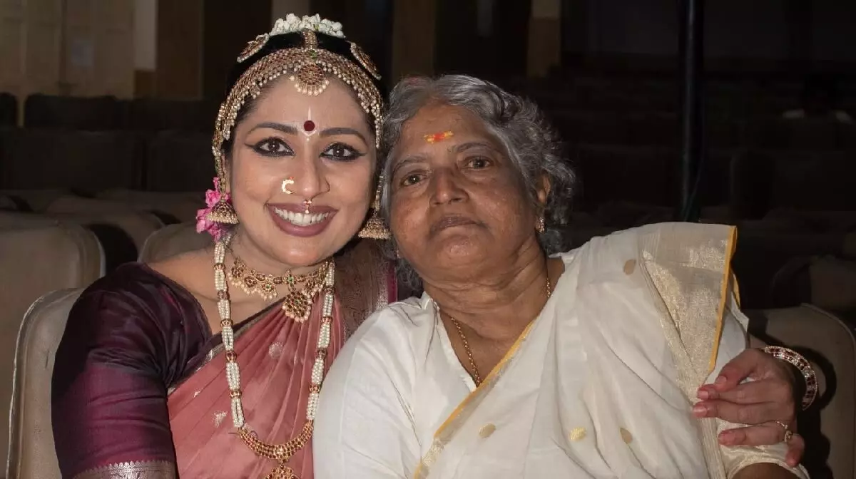 ഭര്തൃമാതാവിന്റെ വിയോഗവാര്ത്ത പങ്കുവച്ച് നടിയും നര്ത്തകിയുമായ നവ്യ നായര്. ഭര്തൃമാതാവിന്റെ വിയോഗവാര്ത്ത പങ്കുവച്ച് നടിയും നര്ത്തകിയുമായ നവ്യ നായര്.