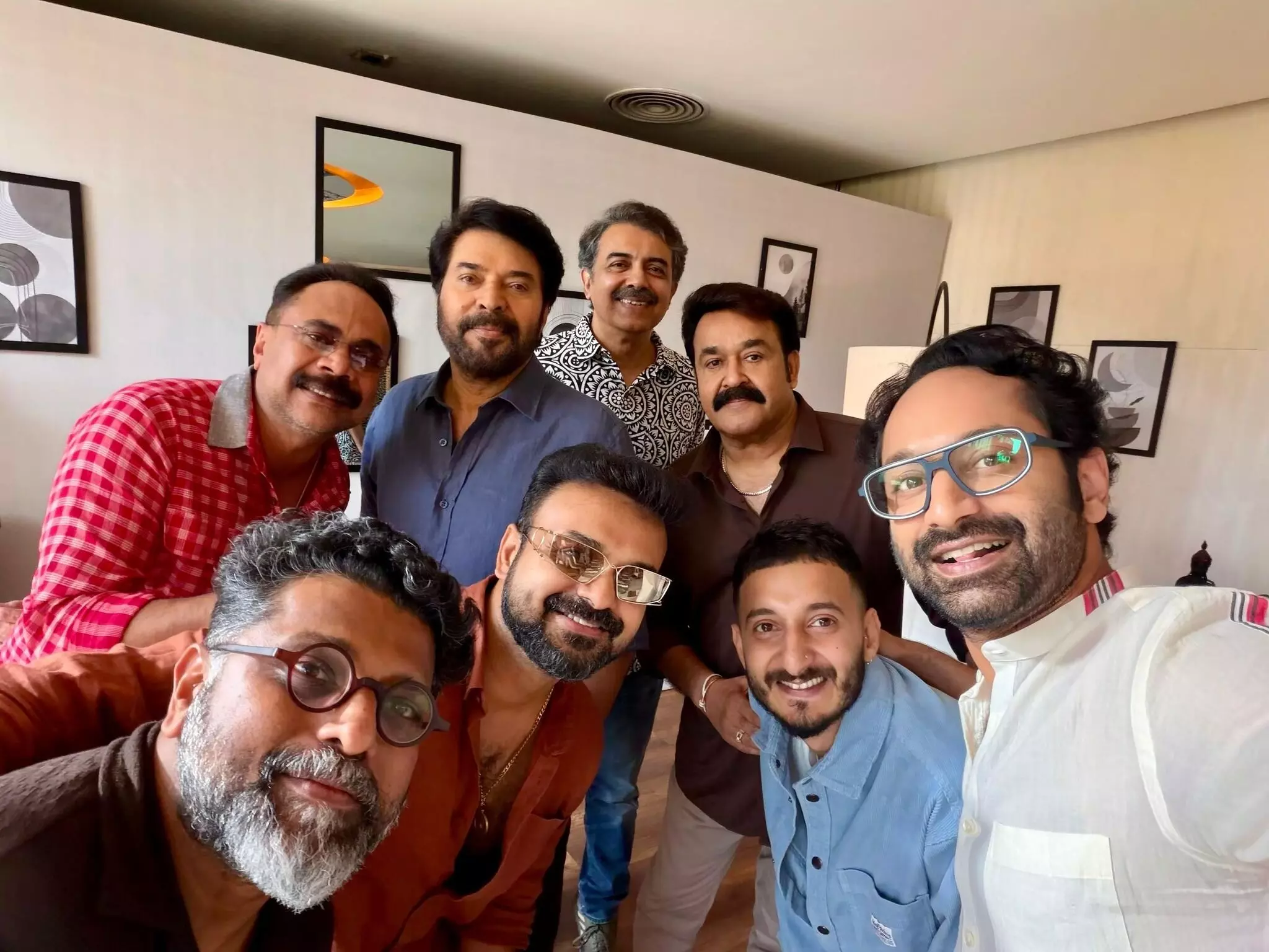 വരുന്നുണ്ട്... ഫഹദ് ഫാസിലിന്റെ സോഷ്യല് മീഡിയ പോസ്റ്റിനു പിന്നിലെ രഹസ്യം? വരുന്നുണ്ട്... ഫഹദ് ഫാസിലിന്റെ സോഷ്യല് മീഡിയ പോസ്റ്റിനു പിന്നിലെ രഹസ്യം?