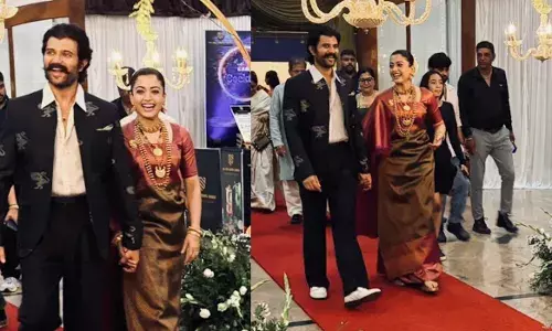 മുല്ലപ്പൂ ചൂടി നാടന് പെണ്ണായി രശ്മിക; കുടകിലെ സ്ത്രീകള് സുന്ദരികളാണെന്ന് വിജയ് ദേവരകൊണ്ട! മുല്ലപ്പൂ ചൂടി നാടന് പെണ്ണായി രശ്മിക; കുടകിലെ സ്ത്രീകള് സുന്ദരികളാണെന്ന് വിജയ് ദേവരകൊണ്ട!