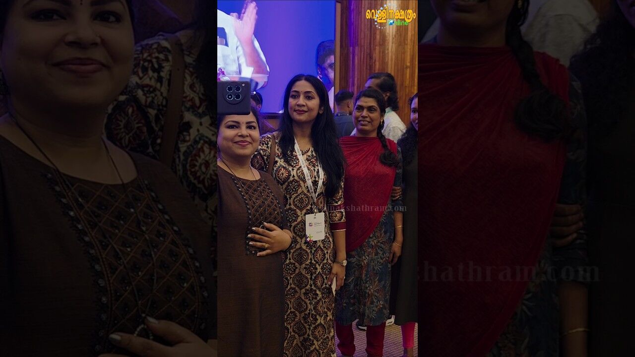 ആരാധികർക്ക് ഒപ്പം സെൽഫിക്ക് പോസ് ചെയുന്ന നവ്യ ചേച്ചി 🥰#trendingshorts #viralvideo #youtubeshorts